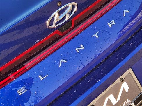 Used 2021 Hyundai Elantra Limited image 12