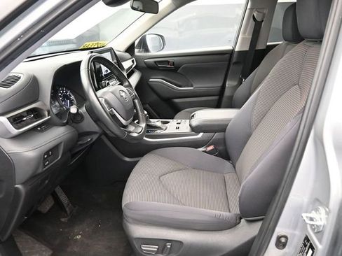 Used 2023 Toyota Highlander LE image 16