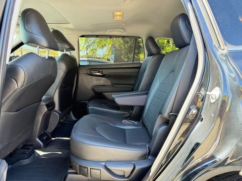 Used 2021 Toyota Highlander XLE AWD/4WD image 15