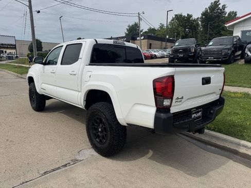 Used 2022 Toyota Tacoma SR5 AWD/4WD image 3