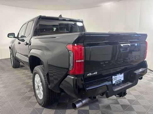 Used 2025 Toyota Tacoma SR5 AWD/4WD image 4