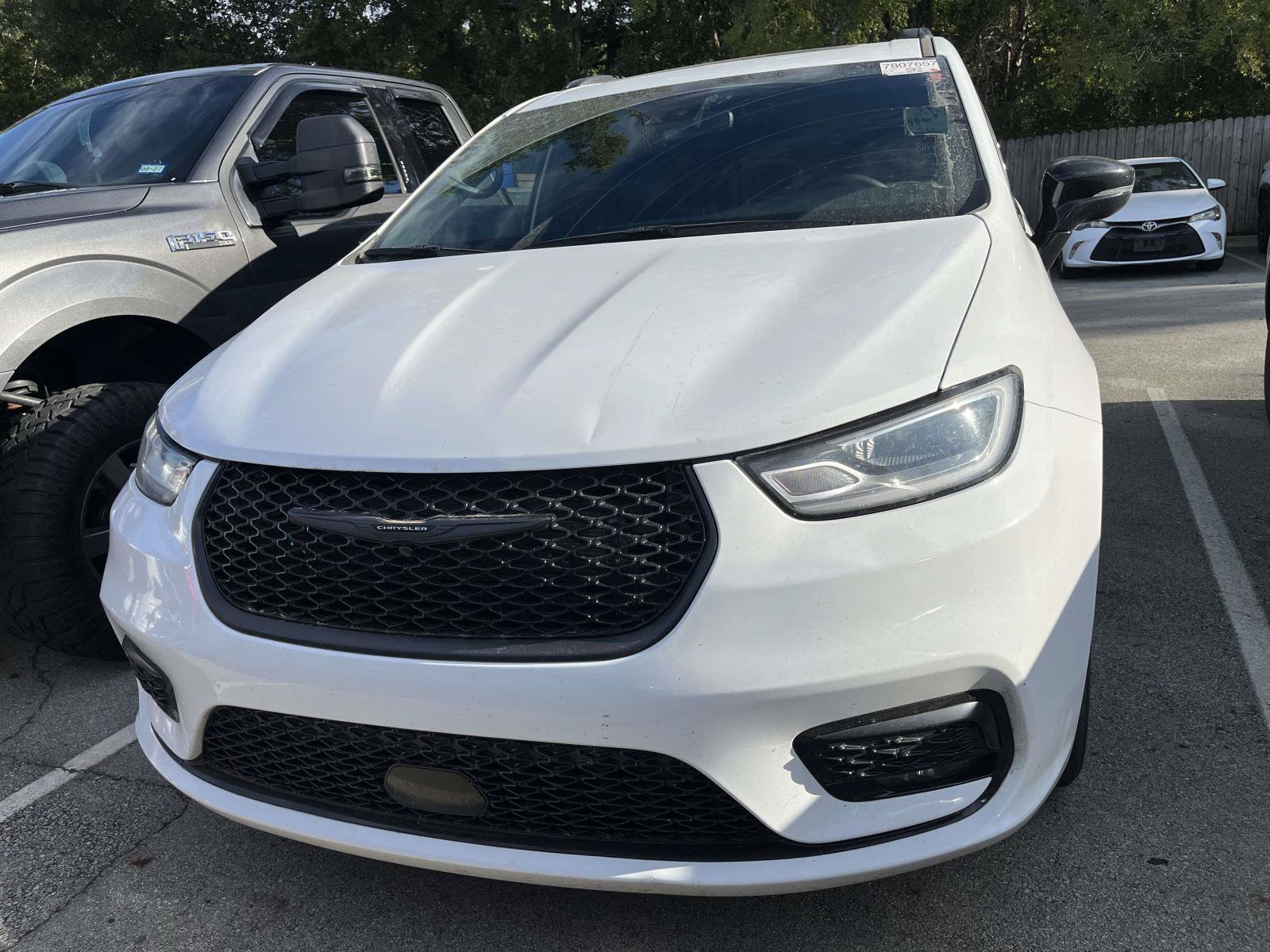 Used 2025 Chrysler Pacifica Limited FWD image 2