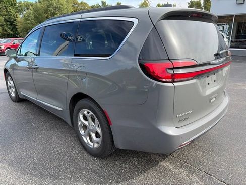 Used 2022 Chrysler Pacifica Limited FWD image 6