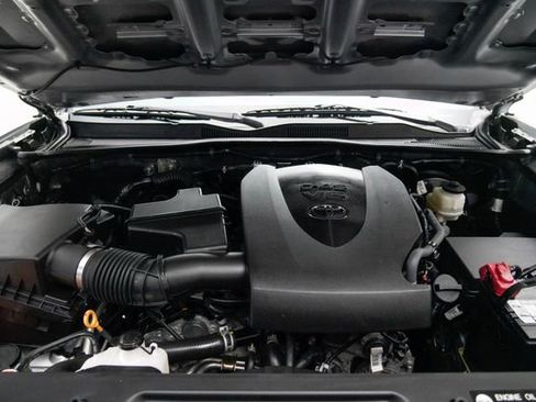 Used 2019 Toyota Tacoma TRD Sport AWD/4WD image 10