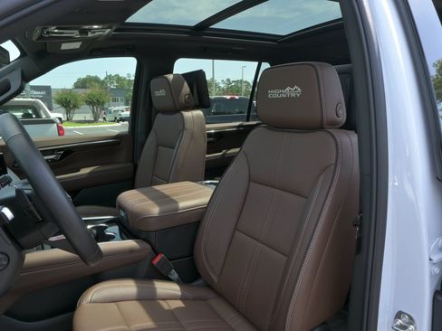 Used 2026 Chevrolet Suburban High Country AWD/4WD image 11