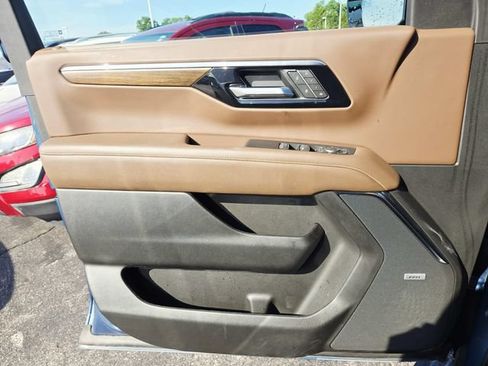Used 2025 Chevrolet Tahoe High Country AWD/4WD image 19