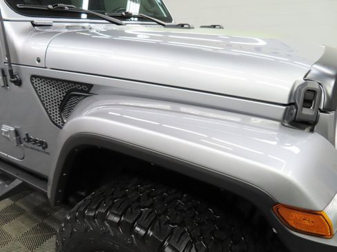 Used 2021 Jeep Gladiator Sport image 29