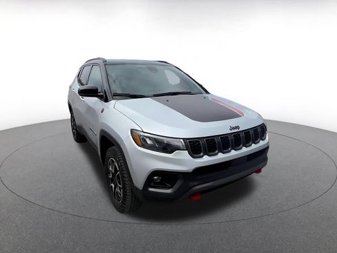 Used 2025 Jeep Compass Trailhawk AWD/4WD image 3