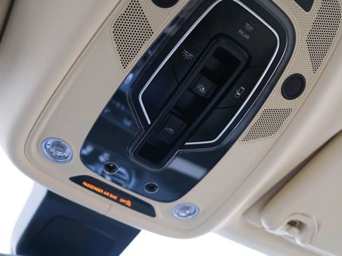 Used 2018 Bentley Bentayga image 50