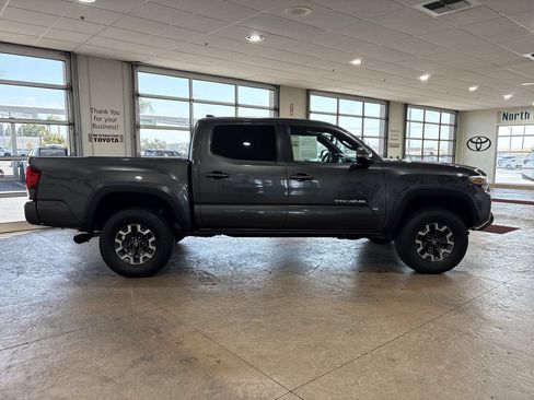 Used 2018 Toyota Tacoma TRD Off-Road w/ TRD Premium Off Road Package RWD image 3