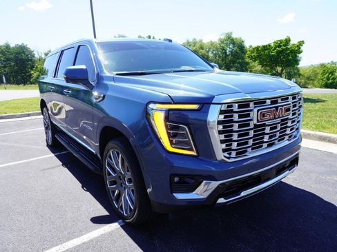 Used 2026 GMC Yukon XL Elevation w/ Elevation Premium Package AWD/4WD image 3