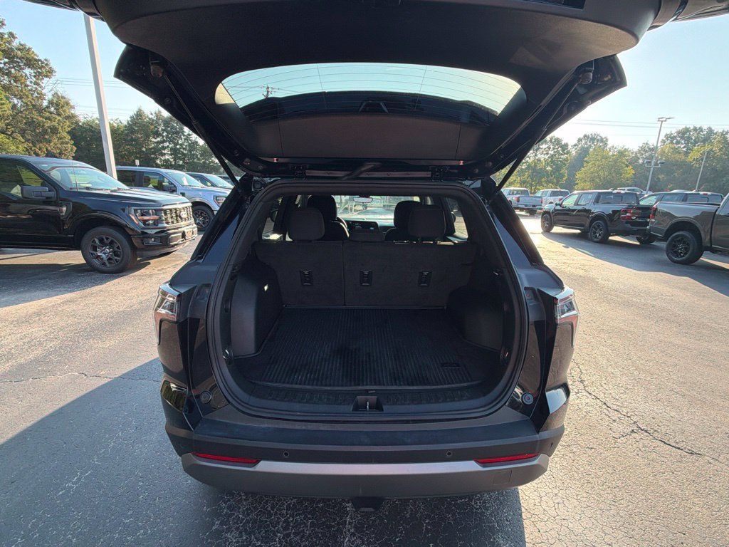 Used 2026 Chevrolet Equinox LT w/ Safety and Technology Package FWD image 9