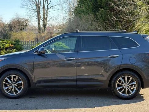 Used 2017 Hyundai Santa Fe SE image 3