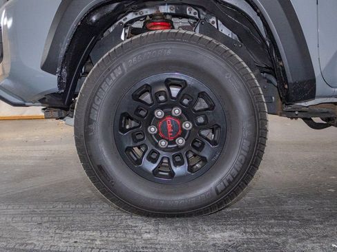 Used 2017 Toyota Tacoma SR5 image 8