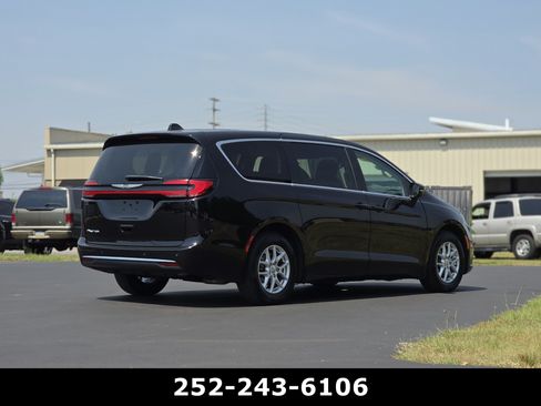 Used 2024 Chrysler Pacifica Touring-L FWD image 7
