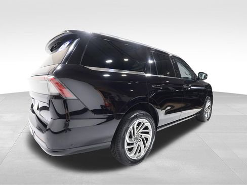 Used 2025 Lincoln Navigator Reserve image 4