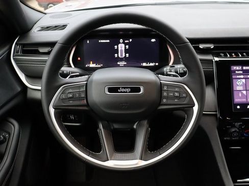 New 2025 Jeep Grand Cherokee Altitude image 15