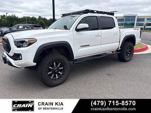 Used 2022 Toyota Tacoma TRD Off-Road w/ TRD Premium Off Road Package AWD/4WD image 2