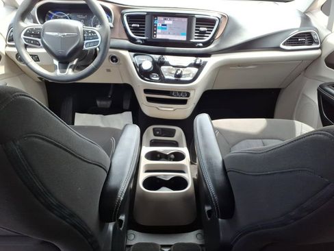 Used 2023 Chrysler Voyager LX FWD image 13