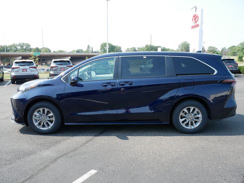 Certified 2026 Toyota Sienna LE FWD image 2