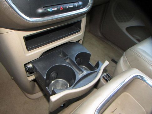 Used 2015 Chrysler Town & Country Touring image 55