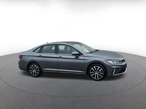 Used 2025 Volkswagen Jetta SE image 2