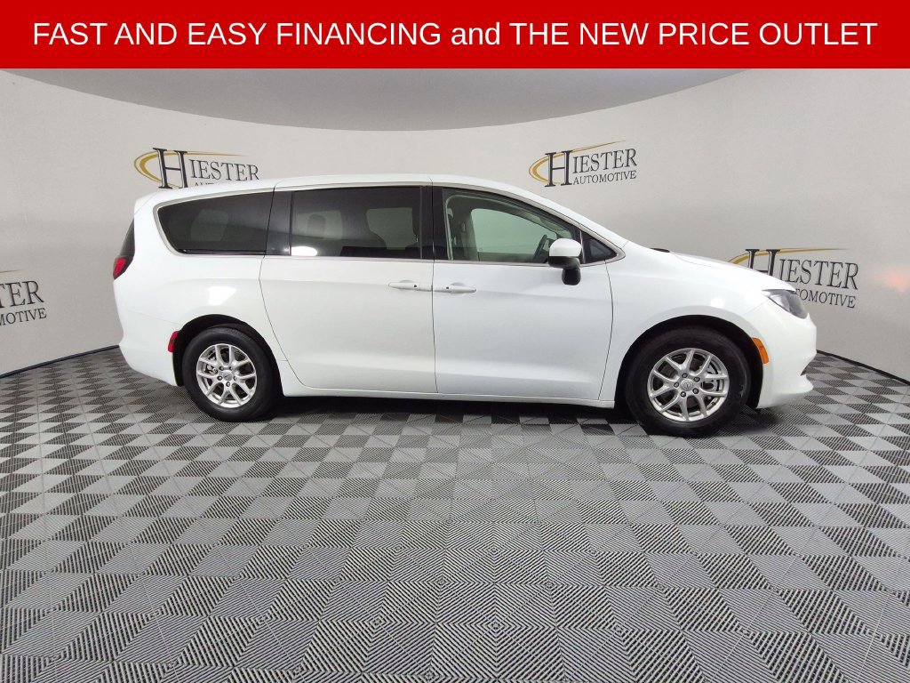 Used 2023 Chrysler Voyager LX FWD image 3