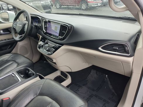 Used 2022 Chrysler Pacifica Touring-L FWD image 33
