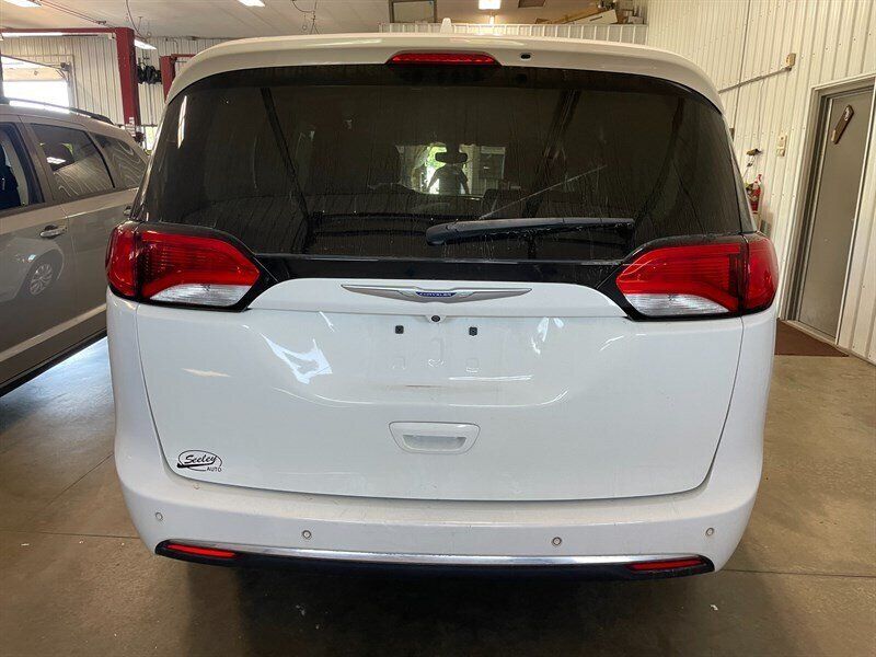 Used 2019 Chrysler Pacifica Touring-L FWD image 27