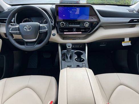 New 2025 Toyota Highlander XLE FWD image 23