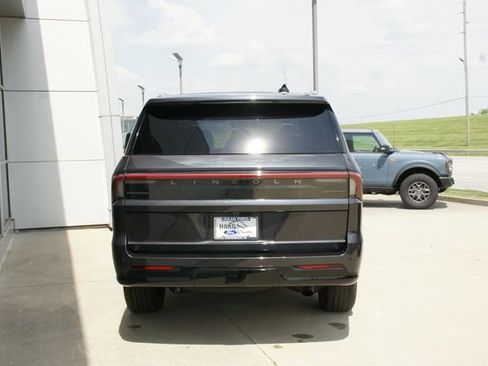 Used 2025 Lincoln Navigator Reserve AWD/4WD image 4