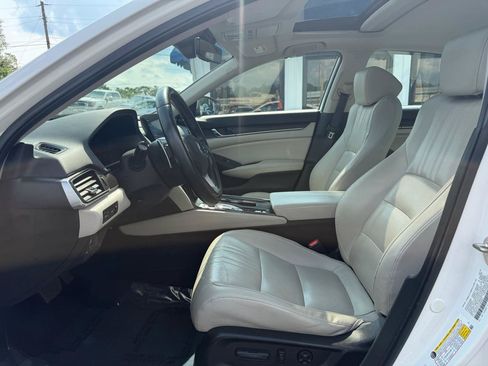 Used 2018 Honda Accord Touring image 11