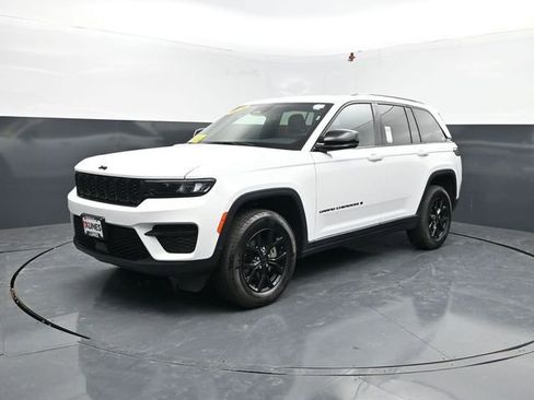 Used 2025 Jeep Grand Cherokee Altitude AWD/4WD image 4