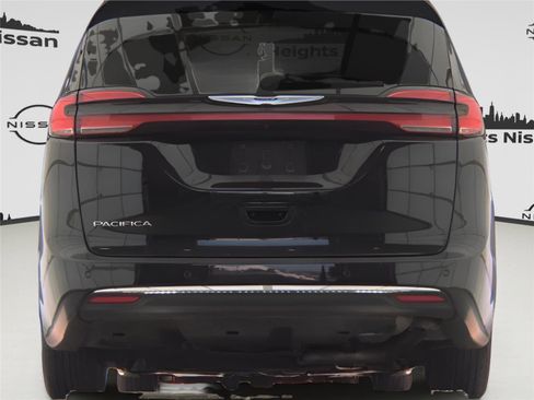 Used 2024 Chrysler Pacifica Touring-L image 1