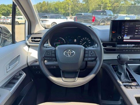 Used 2025 Toyota Sienna LE w/ LE Plus Package AWD/4WD image 22