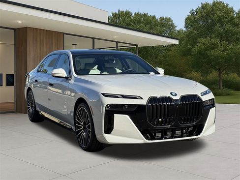 Used 2025 BMW i7 eDrive50 w/ M Sport Package image 4