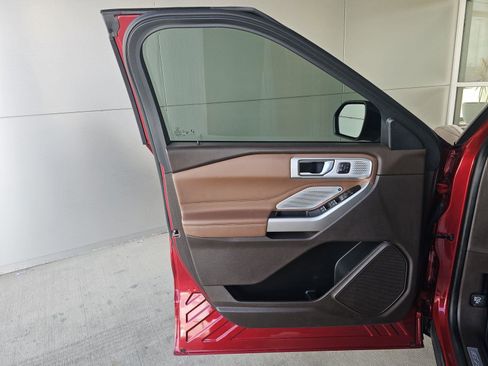 Used 2022 Ford Explorer King Ranch w/ Premium Technology Package image 18