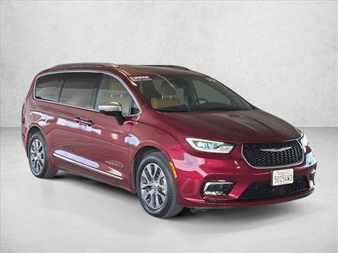 Used 2023 Chrysler Pacifica Pinnacle FWD image 4