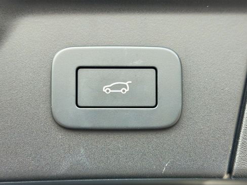 Used 2024 Land Rover Range Rover Velar Dynamic SE image 13