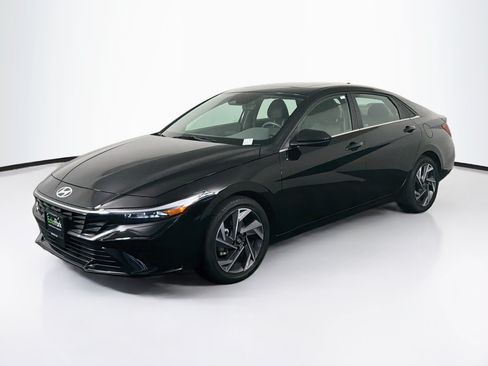 Used 2025 Hyundai Elantra SEL FWD image 3