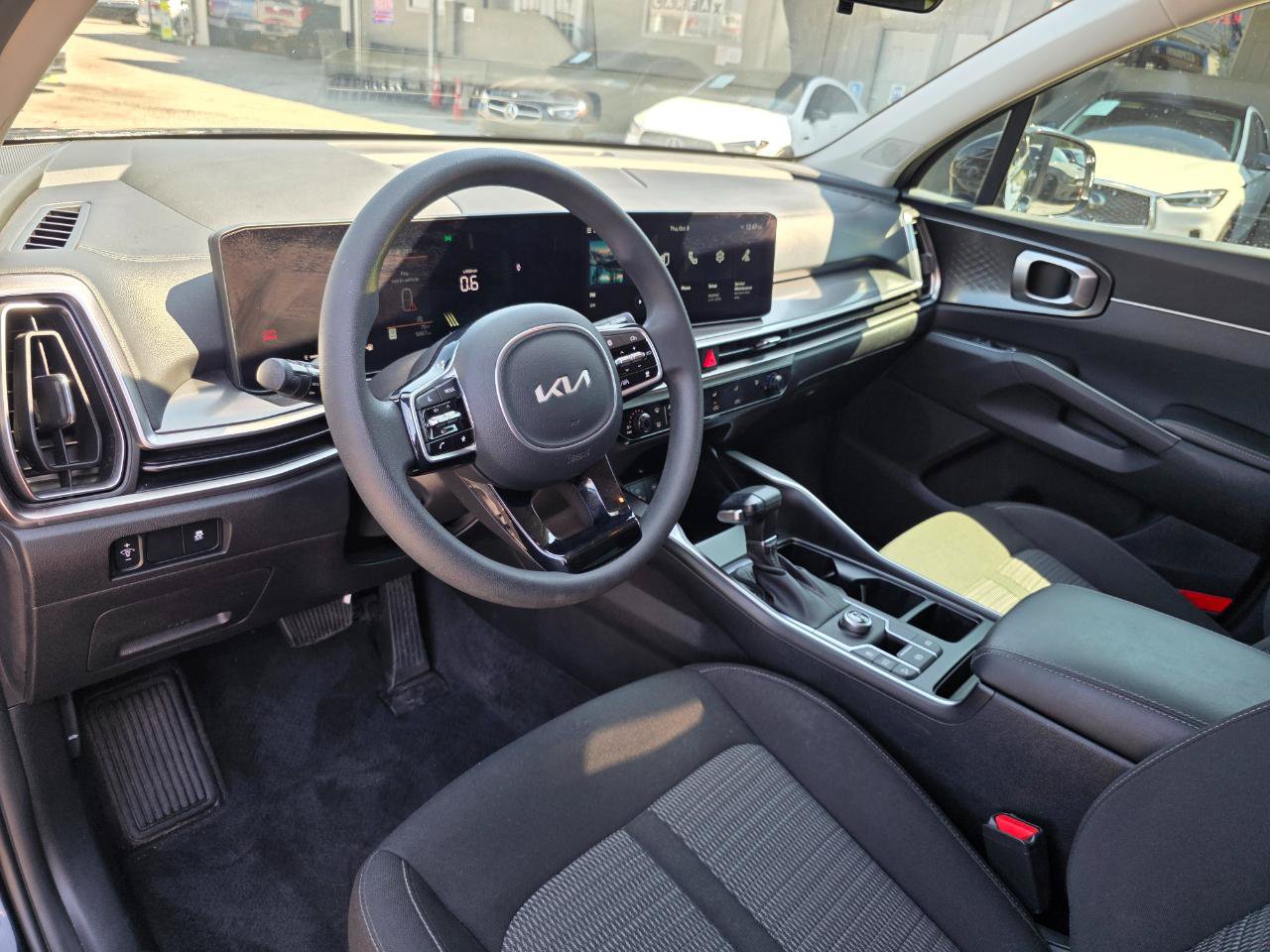 Used 2025 Kia Sorento LX FWD image 9