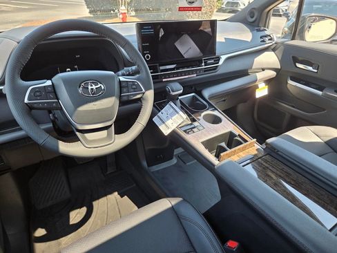 New 2026 Toyota Sienna Limited FWD image 8
