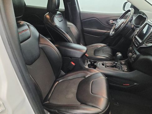 Used 2019 Jeep Cherokee Trailhawk AWD/4WD image 21