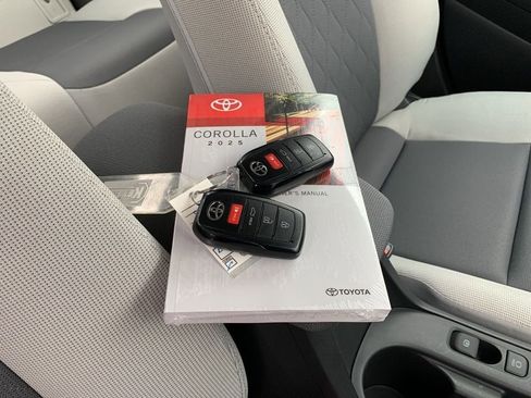 Used 2025 Toyota Corolla LE image 33