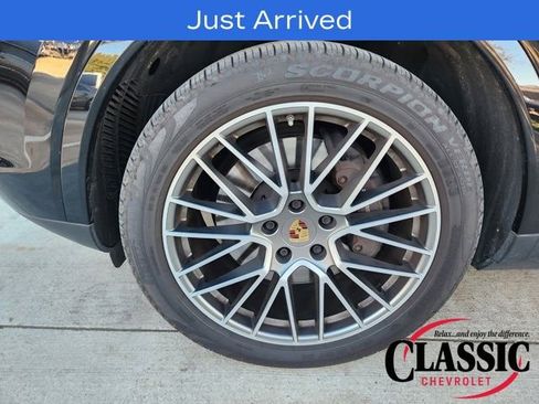 Used 2022 Porsche Cayenne Platinum Edition image 16