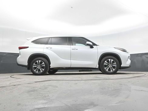 Used 2022 Toyota Highlander XLE AWD/4WD image 30