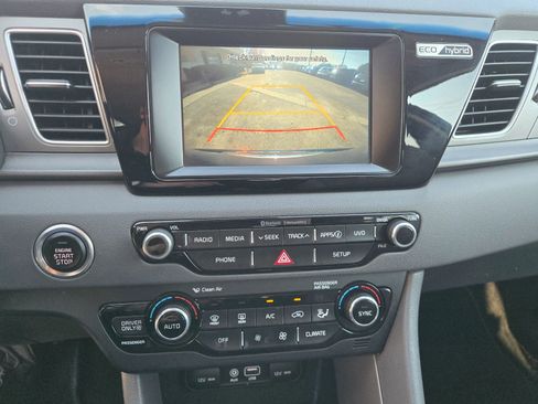 Used 2018 Kia Niro LX image 8
