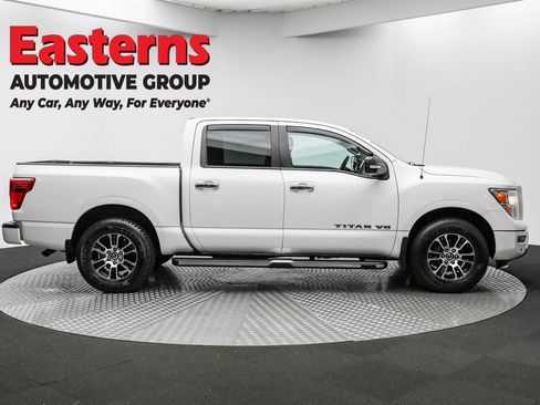 Used 2020 Nissan Titan SV w/ SV Convenience Package image 4
