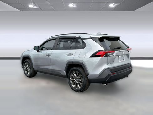 Used 2021 Toyota RAV4 XLE Premium FWD image 3