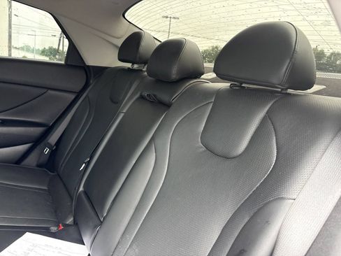 Used 2023 Hyundai Elantra Limited w/ Preferred Accessory Package FWD image 4